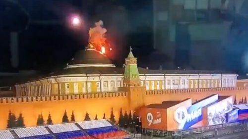 Un drone s'écrasant contre le Kremlin. // Source : Capture d'écran via Twitter @AmourskyCyrille
