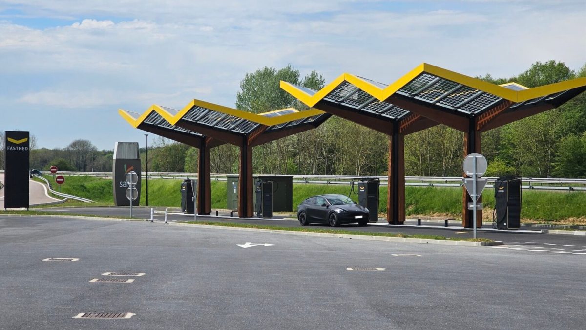 Une Tesla Model Y en charge sur une station Fastned // Source : Bob Jouy pour Numerama