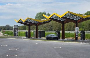 Une Tesla Model Y en charge sur une station Fastned // Source : Bob Jouy pour Numerama