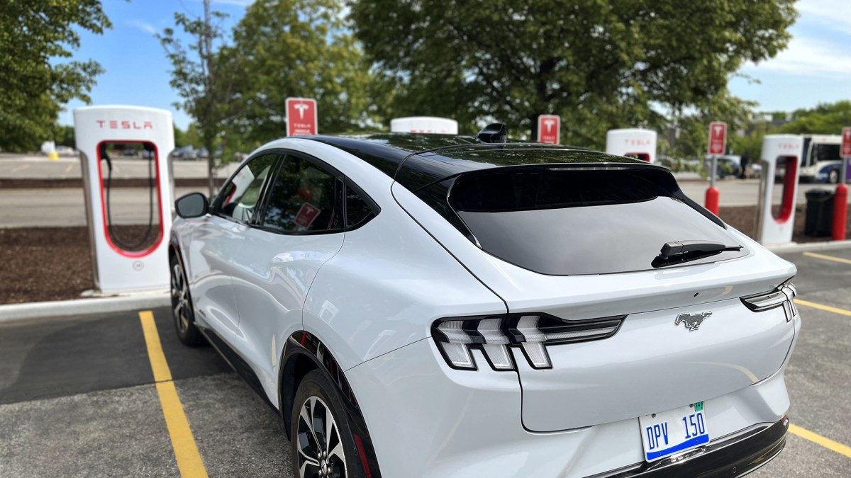 Ford Mustang Mach-e sur un superchargeur Tesla US // Source : Ford