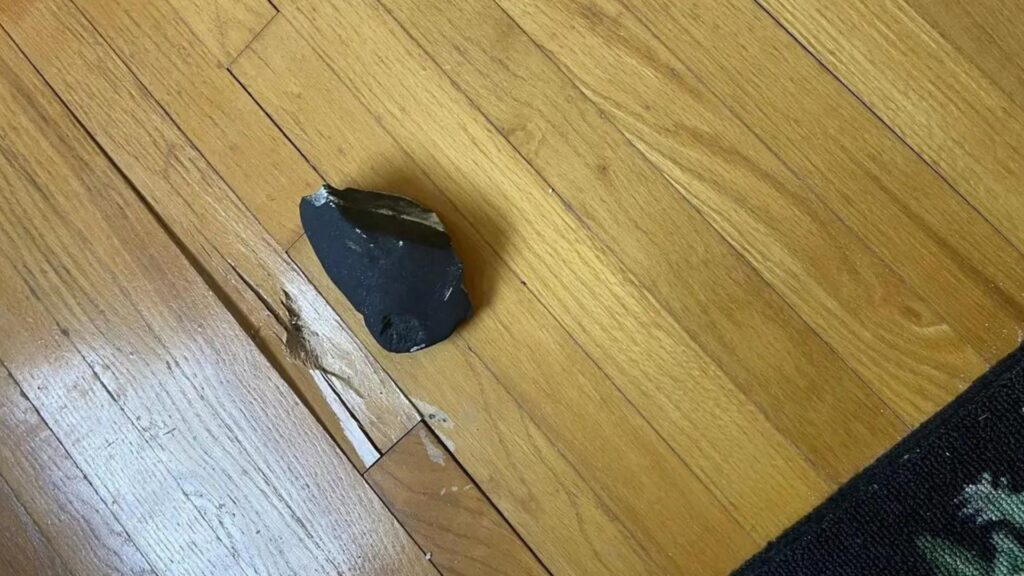 La meteorite s'est crashee sur le sol de la chambre.  // Source : HOPEWELL TOWNSHIP Police
