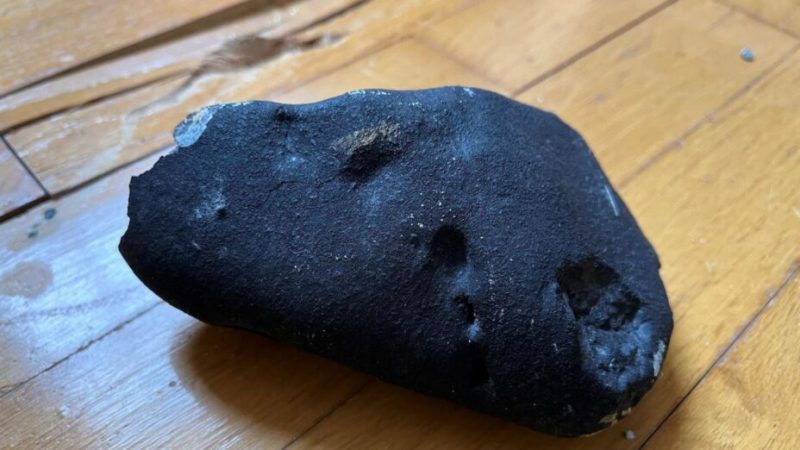 Cette météorite a fait un trou dans le plafond de la chambre de cette famille