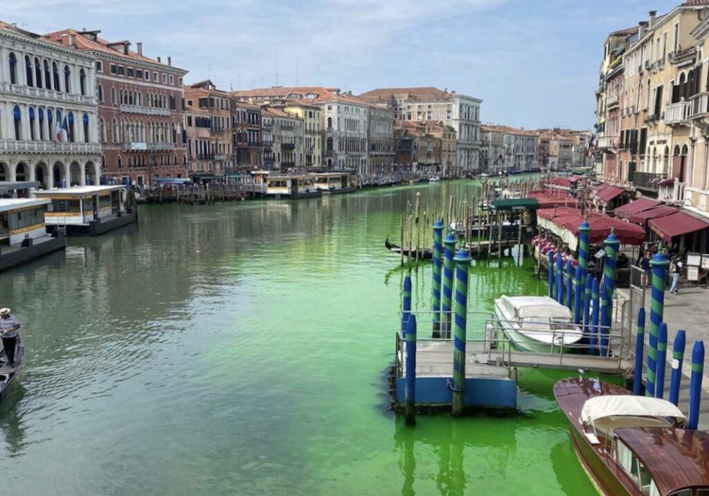 L'eau est devenue verte fluo dans le Grand Canal de Vensie, fin mai 2023. // Source : président de la région de Vénétie, Luca Zaia