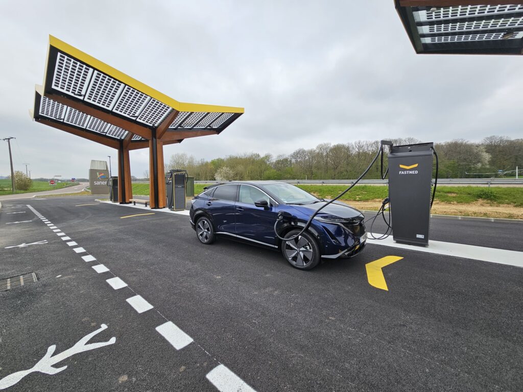 Une station de recharge Fastned qui est déserte // Source : Bob JOUY pour Numerama