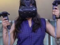 Une femme avec un casque de réalité virtuelle HTC Vive // Source : Pexels