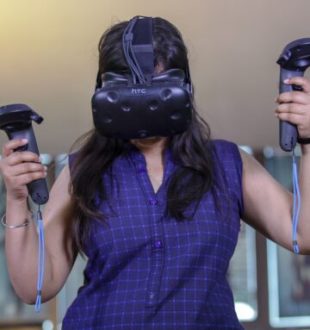 Une femme avec un casque de réalité virtuelle HTC Vive // Source : Pexels