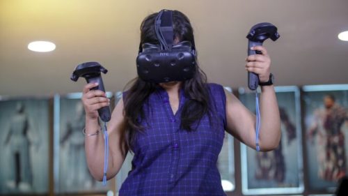 Une femme avec un casque de réalité virtuelle HTC Vive // Source : Pexels