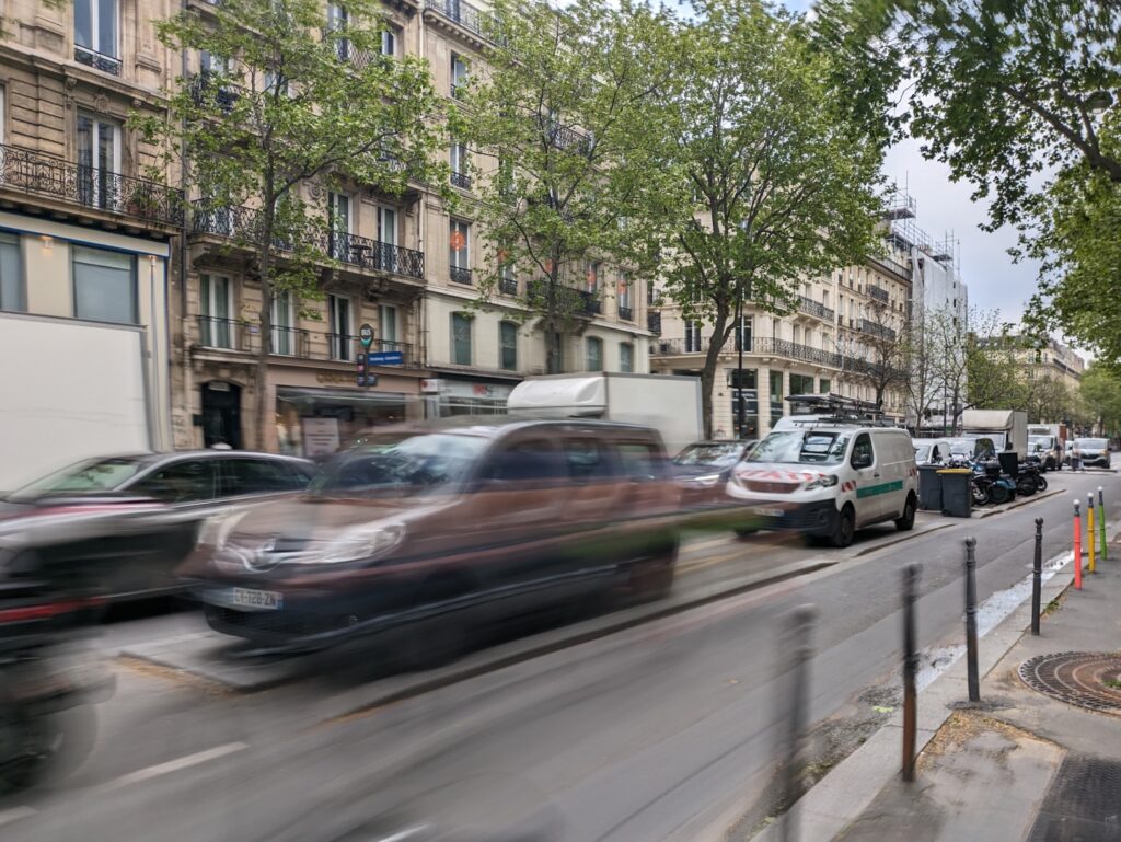 Le fameux mode longue exposition, avec un effet de déplacement sur cette piste cyclable. // Source : Numerama