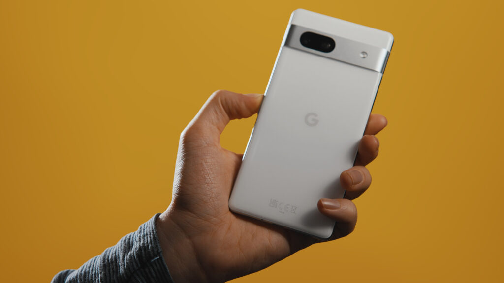 The Pixel 7a is a fairly compact phone, its grip is quite pleasant even if it is a little thick.  // Source: Thomas Ancelle / Numerama