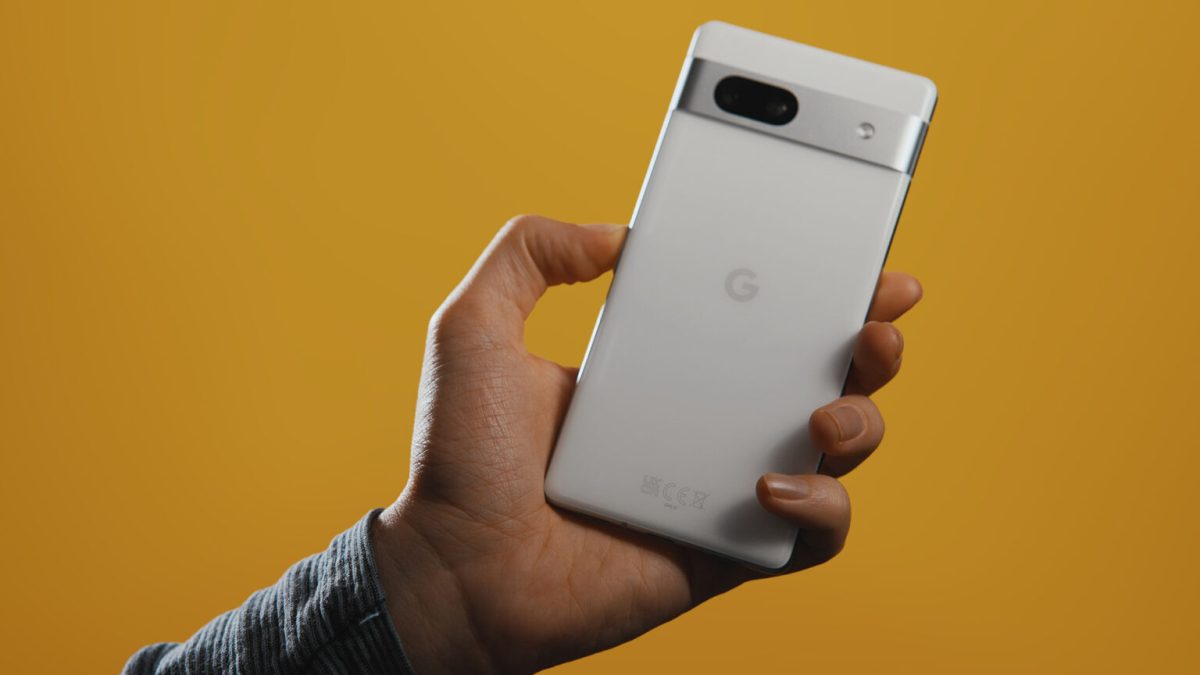 Le Pixel 7a est un téléphone assez compact, sa prise en main est plutôt agréable même s'il est un peu épais.  // Source : Thomas Ancelle / Numerama