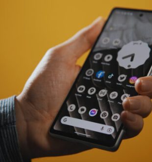 Le Google Pixel 7a. // Source : Thomas Ancelle / Numerama