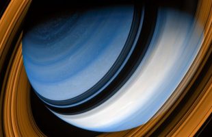 Saturne en fausses couleurs. // Source : Flickr/CC/Kevin Gill (image recadrée)