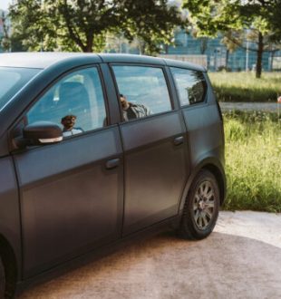Les deux fondateurs de Sono Motors devant la Sion // Source : Sono Motors
