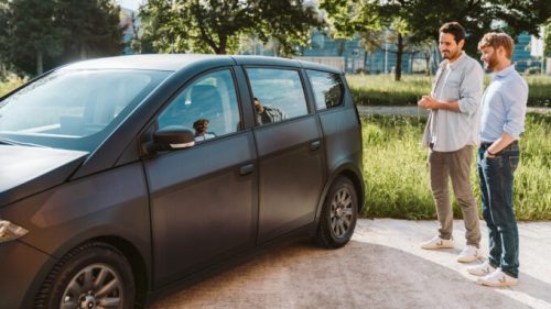 Les deux fondateurs de Sono Motors devant la Sion // Source : Sono Motors