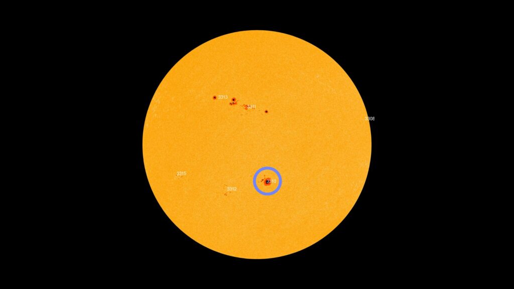 La tache solaire AR3310, le 24 mai 2023. // Source : SDO/HMI, annotation Numerama