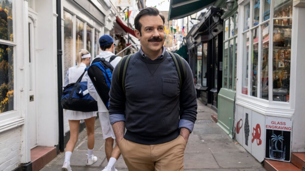 Ted Lasso est toujours souriant, à tel point que ça en devient maladif. // Source : Apple TV+ Ted Lasso est toujours souriant, à tel point que ça en devient maladif. // Source : Apple TV+