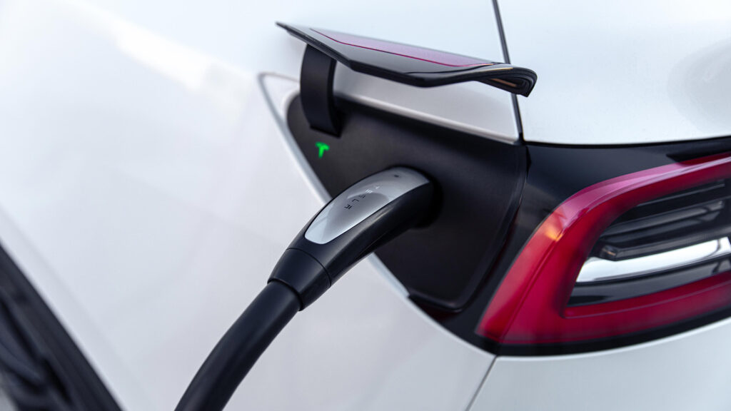 Prise NCAS Tesla // Source : Tesla Prise NCAS Tesla // Source : Tesla