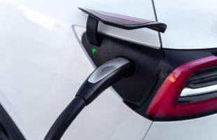 Prise NCAS Tesla // Source : Tesla