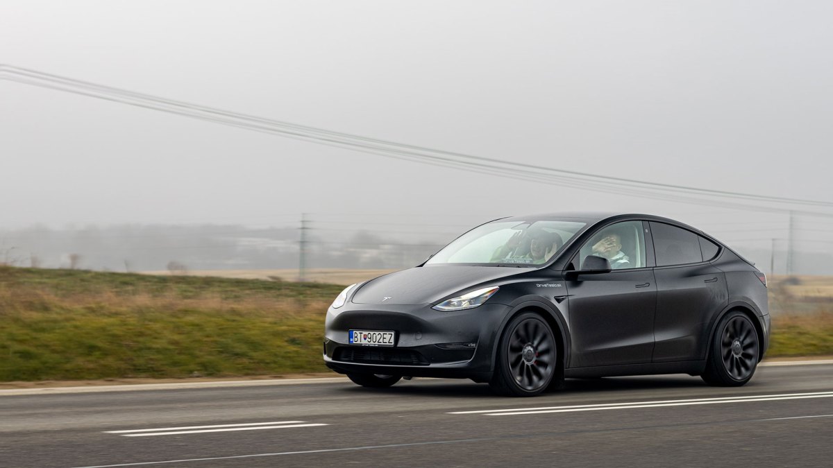 Tesla Model Y  // Source : Photo de Michal Lauko - Unsplash