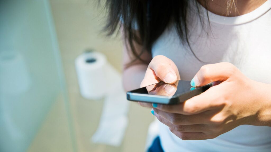 Vous prenez votre téléphone aux toilettes ? Les microbes vous disent merci. // Source : Canva