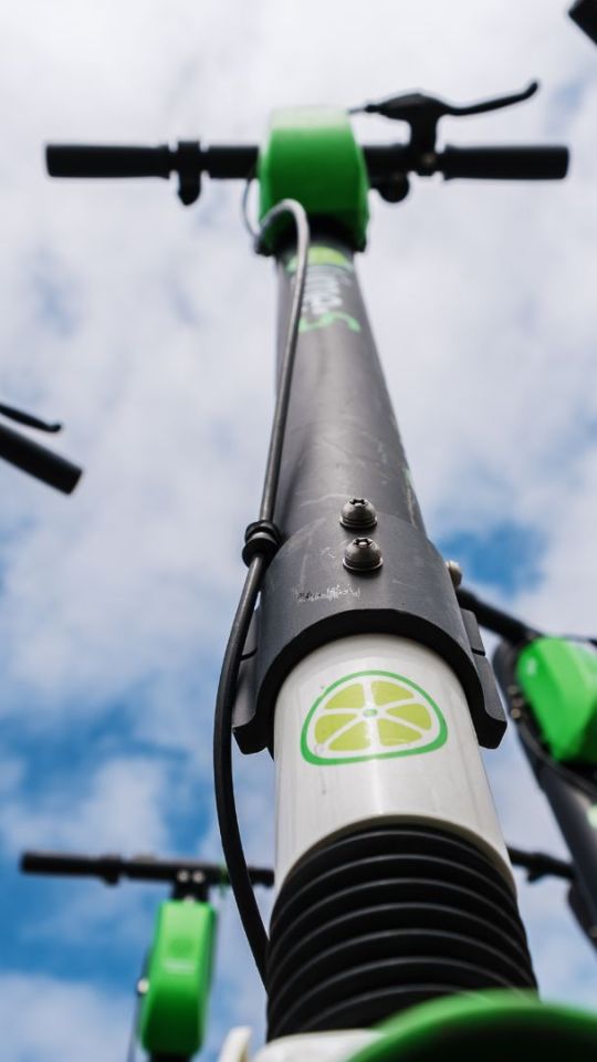 Trottinettes Lime. // Source : Canva Trottinettes Lime. // Source : Canva