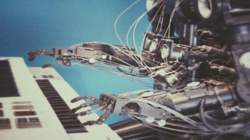 Robot jouant du piano // Source : Unsplash