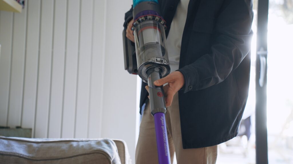 Le Dyson Gen5 Detect Absolute peut se transformer en aspirateur à main en un bouton. // Source : Thomas Ancelle / Numerama