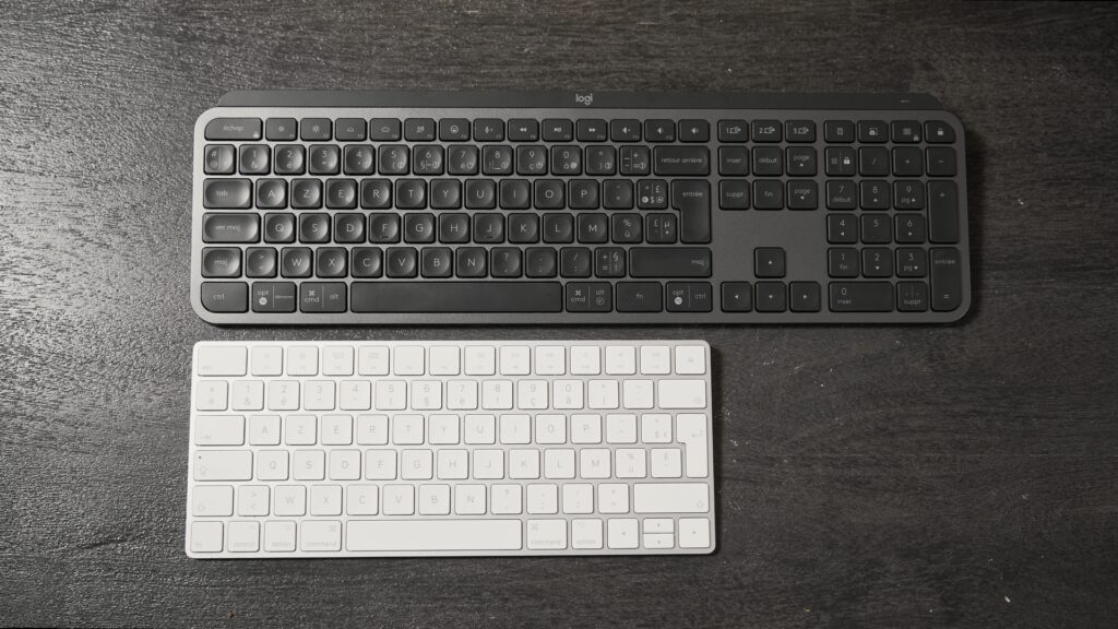 Le clavier MX Keys au-dessus du Magic Keyboard d'Apple. // Source : Thomas Ancelle pour Numerama