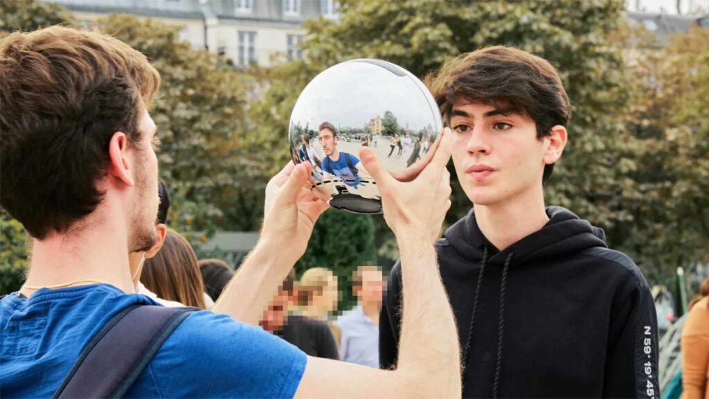 Un volontaire se fait scanner le visage par une « Orbe » Worldcoin en France, en 2021 // Source : Worldcoin 
