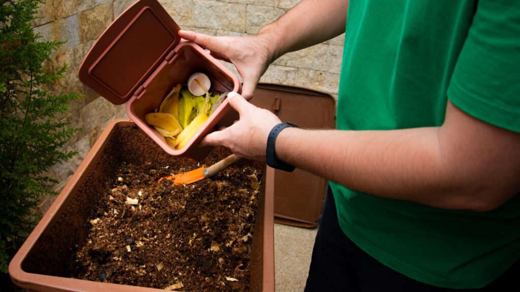 Vous pouvez aussi mettre en place un bac à compost partagé entre riverains. // Source : Canva