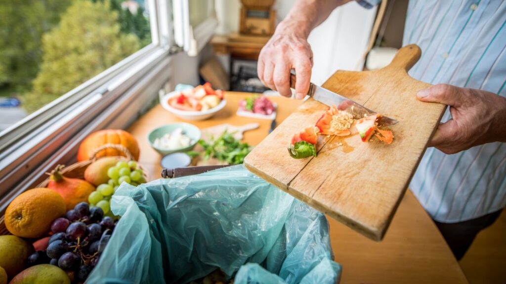 Vous pouvez composter vos aliments en appartement avec un simple petit bac ! // Source : Canva