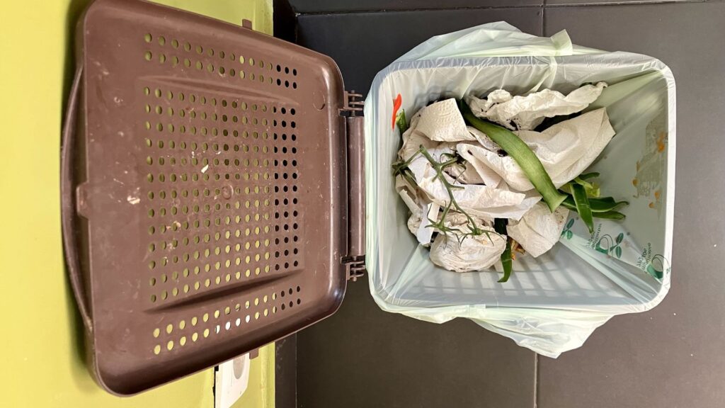 Vous pouvez conserver vos essuie-touts, rouleaux de papier toilette, etc., pour le mettre dans le bac à compost avec les aliments. // Source : Numerama
