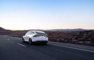 Conduire une voiture électrique peut réduire les risques pour la santé autour de soi // Source : Tesla