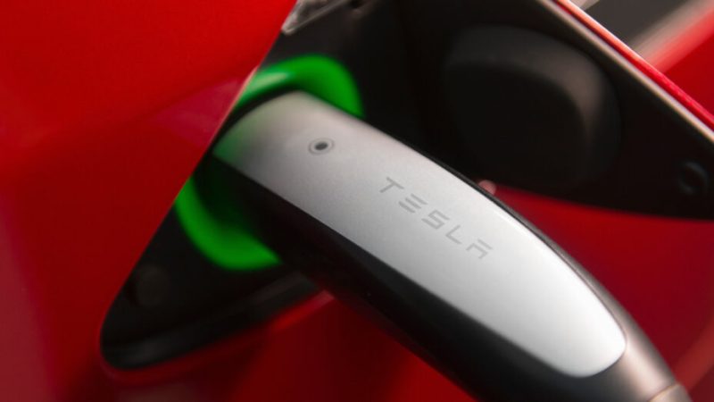Tesla impose son système de recharge de voiture électrique, quitte à semer la pagaille