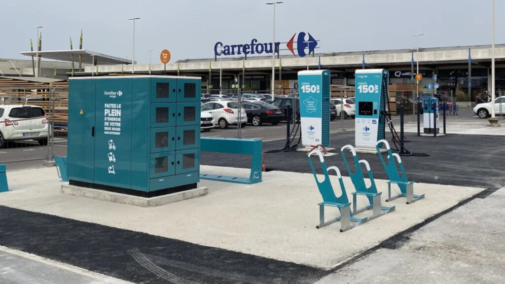 Carrefour propose une heure de recharge gratuite à ses clients // Source : Carrefour