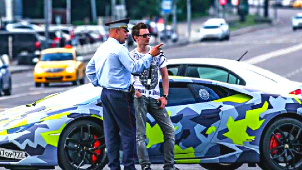 Maksim Yakubets, le leader du groupe Evil Corp devant sa lamborghini. // Source : National Crime Agency