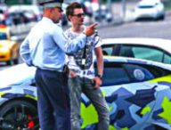 Maksim Yakubets, le leader du groupe Evil Corp devant sa lamborghini. // Source : National Crime Agency