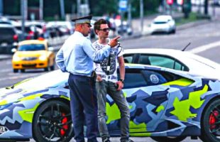 Maksim Yakubets, le leader du groupe Evil Corp devant sa lamborghini. // Source : National Crime Agency