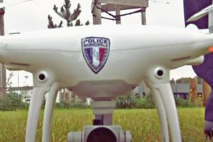 Un drone DJI employé par les forces de l'ordre pour la surveillance de la route. // Source : YouTube / BFM Un drone DJI employé par les forces de l'ordre pour la surveillance de la route. // Source : YouTube / BFM