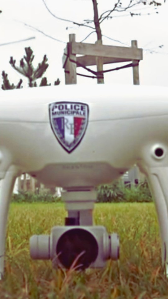 Un drone DJI employé par les forces de l'ordre pour la surveillance de la route. // Source : YouTube / BFM Un drone DJI employé par les forces de l'ordre pour la surveillance de la route. // Source : YouTube / BFM