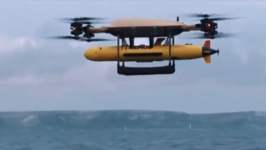 Un drone Malloy portant un appareil sous-marin Remus. // Source : Ministry of Defence