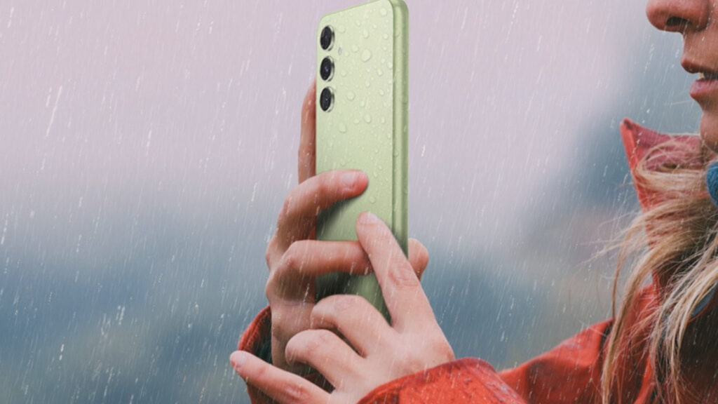 Le Galaxy A54 résiste à l'eau // Source : Samsung