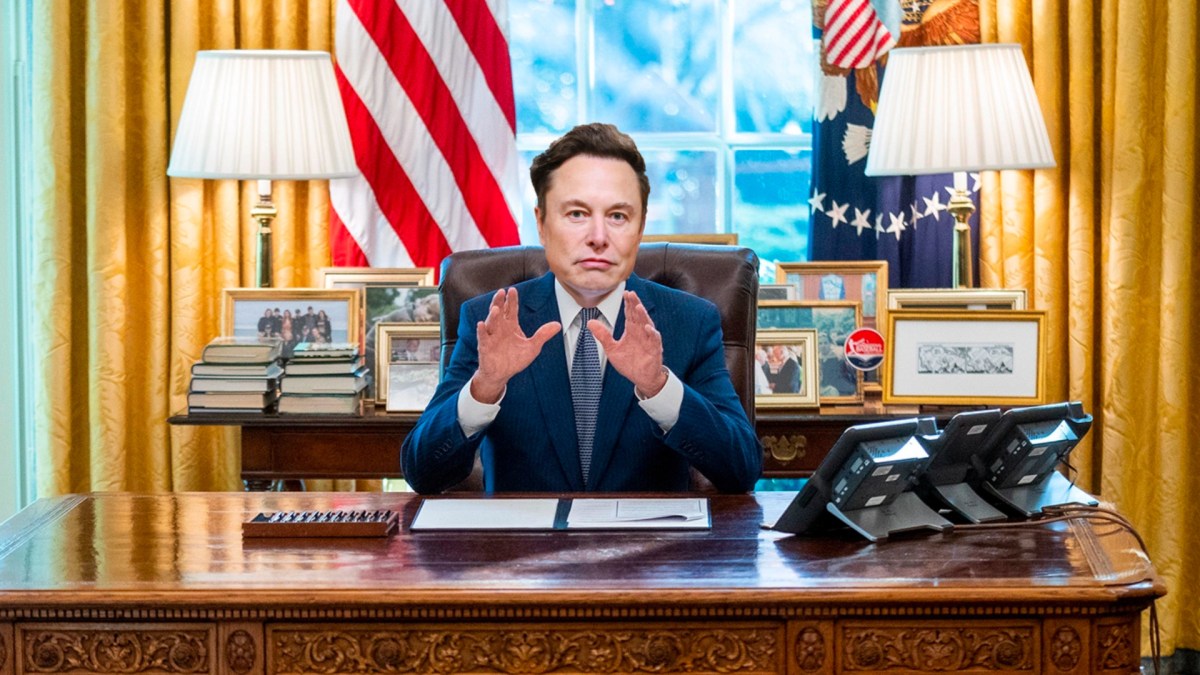 Elon Musk au Bureau Ovale de la Maison Blanche // Source : Montage Numerama