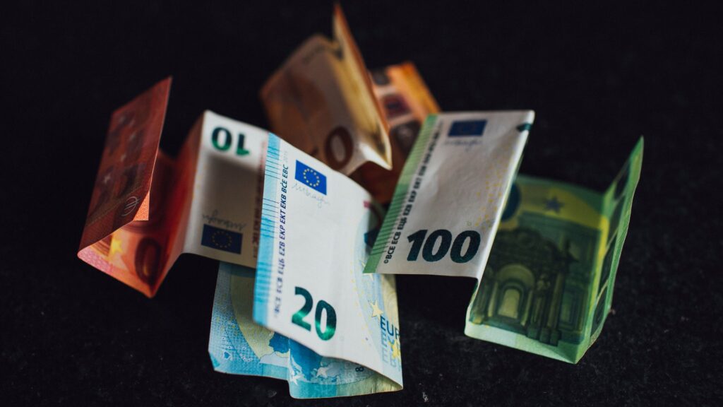 Le cash ne va pas disparaître // Source : Canva