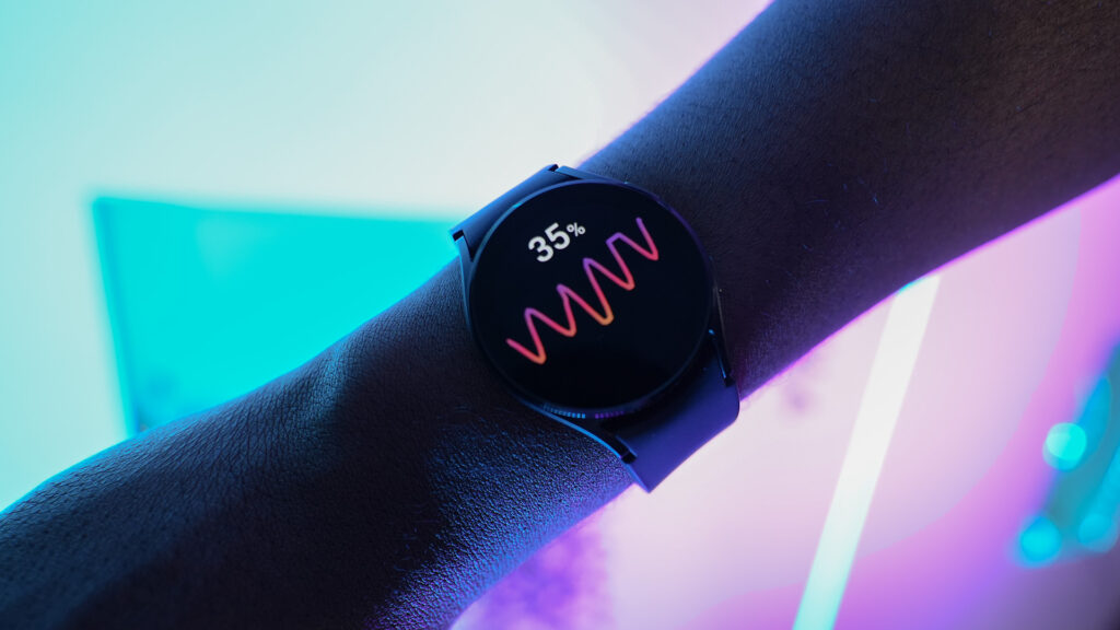 Sur la Samsung Galaxy Watch, la mesure de fréquence cardiaque peut-être très consommatrice // Source : Nino Barbey pour Numerama