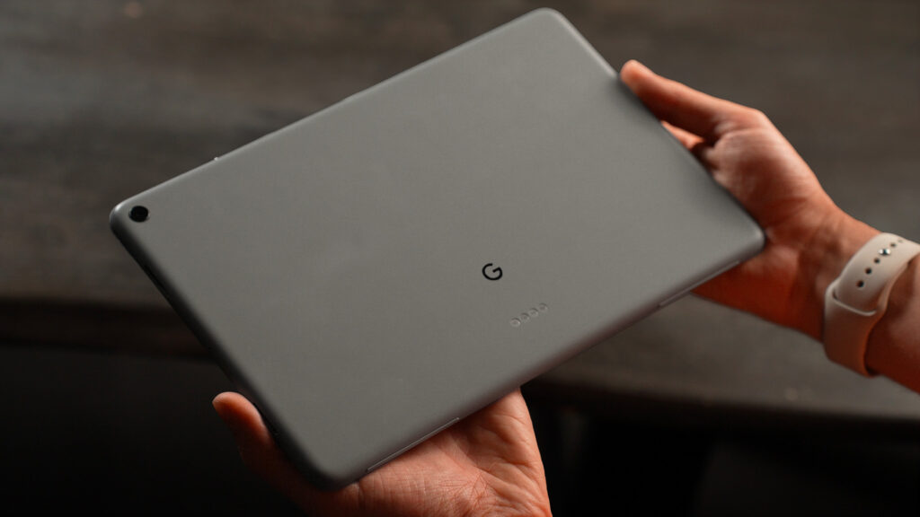 Le dos de la Pixel Tablet est en plastique. C'est moins premium qu'un iPad.