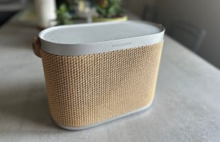 Enceinte Bang & Olufsen Beosound A5 // Source : Maxime Claudel pour Numerama