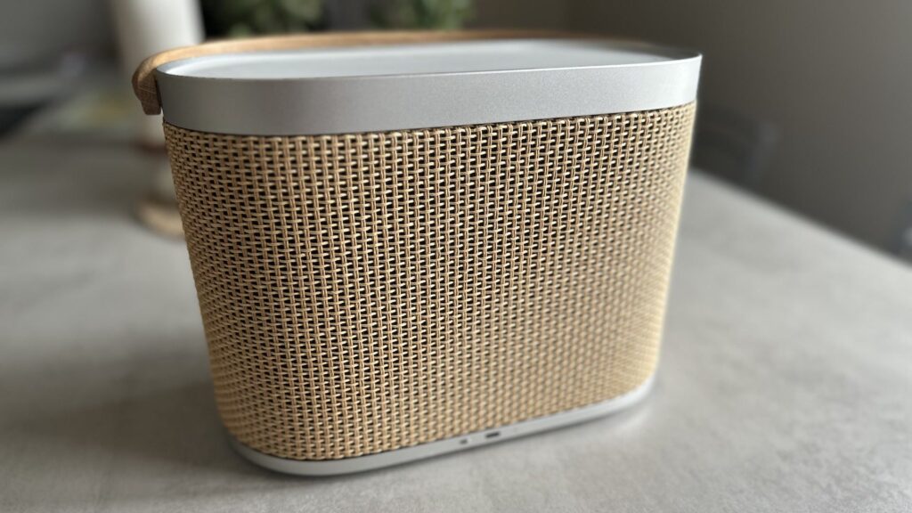 Bang & Olufsen Beosound A5 speaker // Source: Maxime Claudel for Numerama