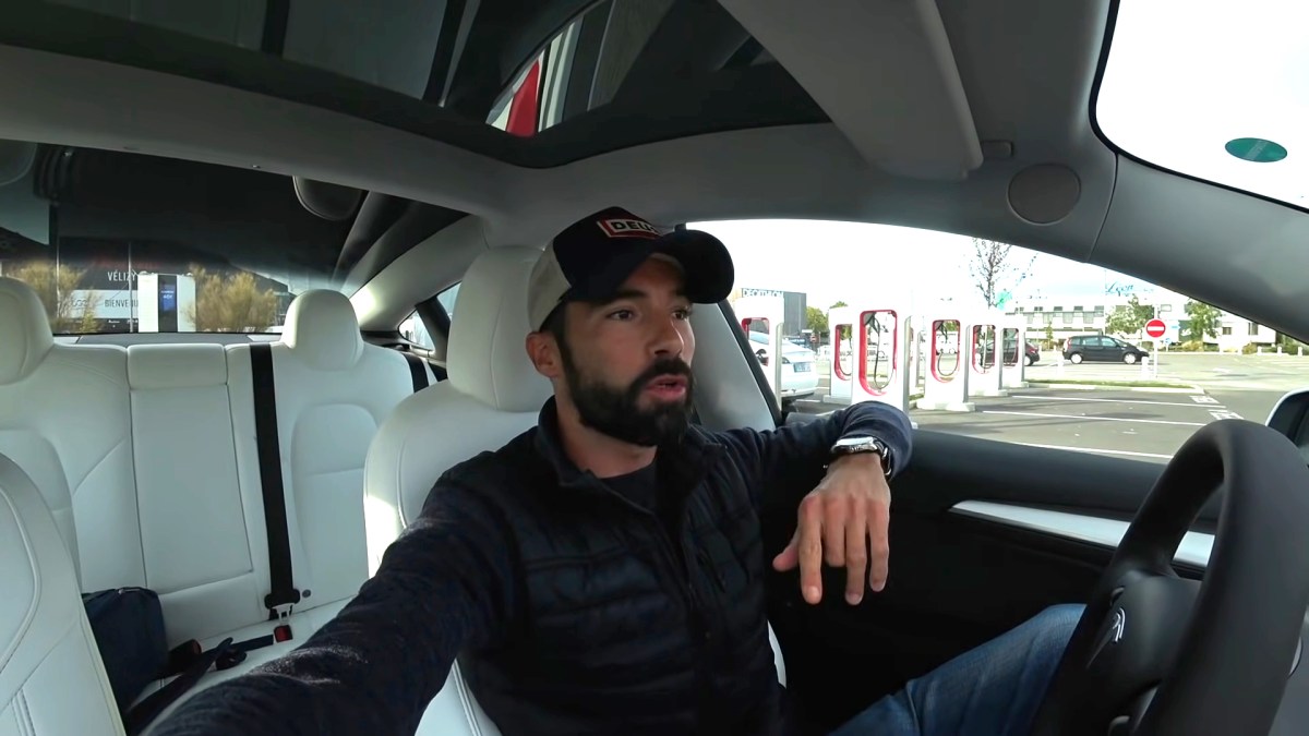 Jean-Baptiste Dessort au volant d'une Tesla en 2022 // Source : YT/Le Billet Auto