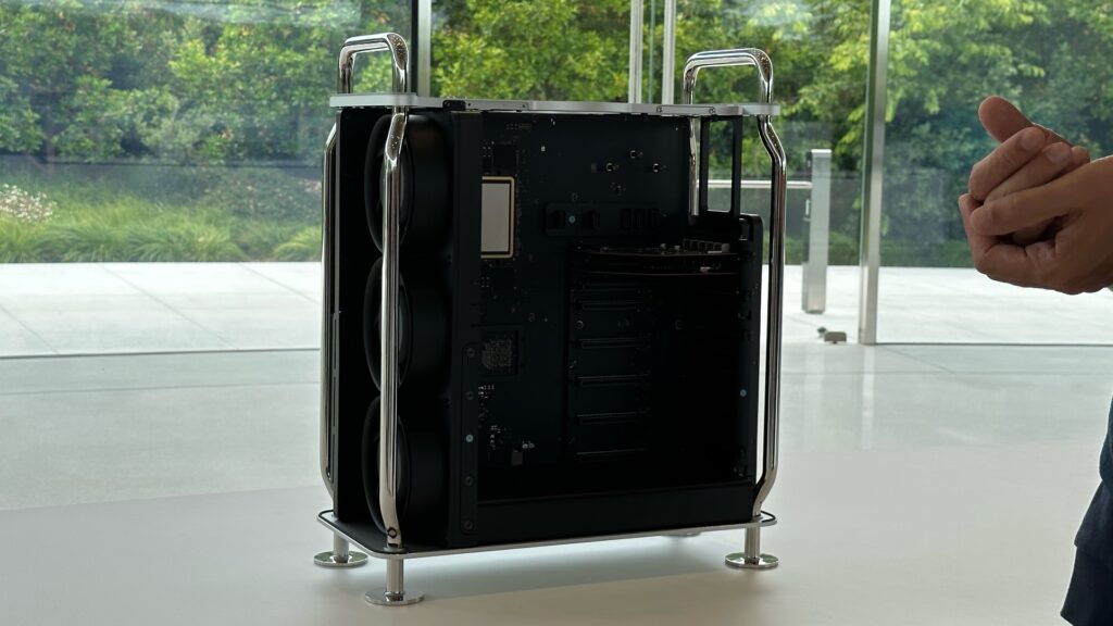 The Mac Pro has an advantage over the Mac Silicon: it can be opened and supports extensions.  // Source: Numerama